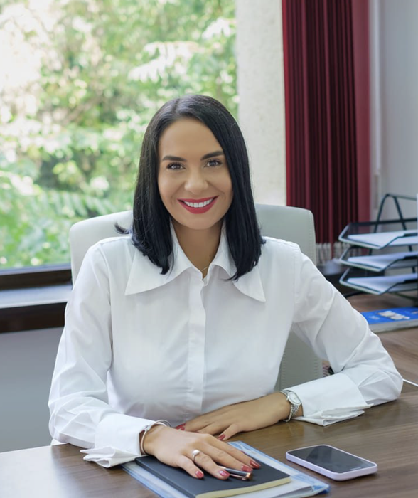 Cine este Alexandra Păcuraru, candidata în vârstă de 37 de ani la alegerile prezidențiale. Are 5 copii și 50 de fini
