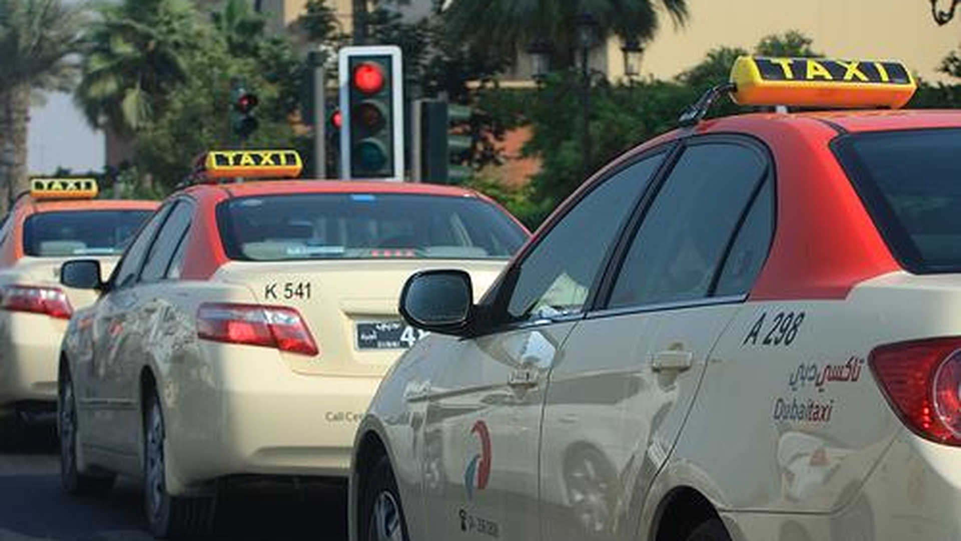 Trei bărbaţi din Vaslui au violat o tânără de 22 de ani într-un taxi în mers şi au sechestrat-o într-o garsonieră!