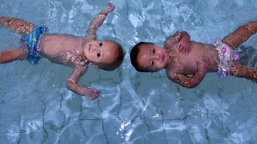 Bebeluşii acvatici! Faceţi cunoştinţă cu gemenii care sunt prea mici să meargă sau să vorbească, dar care înoată 25 m în piscină!