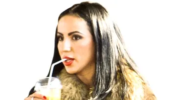 Rocsana Marcu, in razboi cu un pai. S-a chinuit pana l-a bagat in gura!