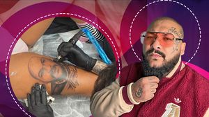 O româncă din Germania e ”fiartă” pe celebrul manelist. Și-a tatuat chipul lui Dani Mocanu pe picior. Mesajul haios