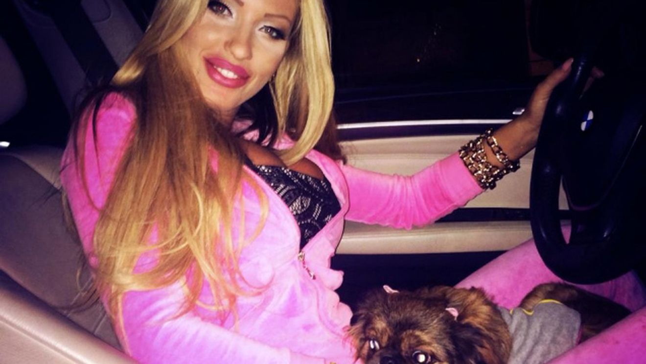 "Vă rog să distribuiţi, să nu păţiţi acelaşi lucru!" Ce a păţit azi LOREDANA CHIVU într-o aeronavă TAROM! Stewardesa nu a mai stat pe gânduri! FOTO