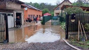 Zeci de gospodării din cinci judeţe, afectate de INUNDAŢII!