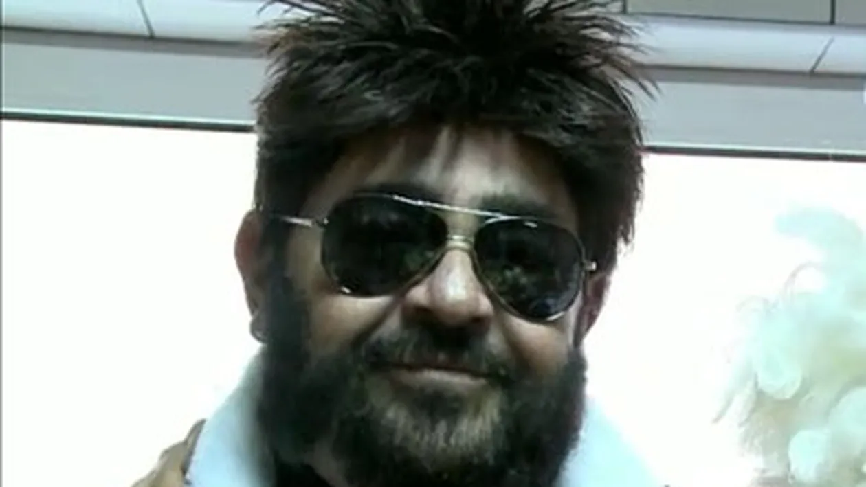 Sigur nu o să-l recunoşti! Cine crezi că este primarul care s-a costumat într-un Moş rock şi a ieşit la cerşit prin oras?