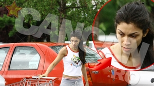 Nevasta lui Pepe e sexy gospodina, vrea sa aiba casa plina! Uite-o pe Raluca la cumparaturi, nemachiata si cu chilotii la vedere!