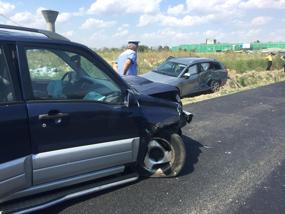8 turiști, printre care și o gravidă după ce mașinile în care erau s-au ciocnit pe un drum din Giurgiu
