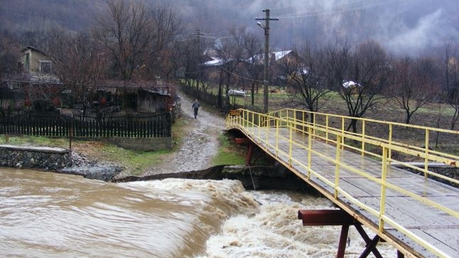 Cod galben de inundații pe râuri din 13 județe până miercuri dimineața