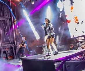Andra Măruță, concert erotic la Drobeta-Turnu Severin. Cei din primul rând au văzut TOT
