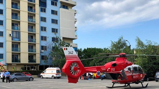 Un copil de doi ani a murit după ce a căzut de la etajul cinci al unui bloc