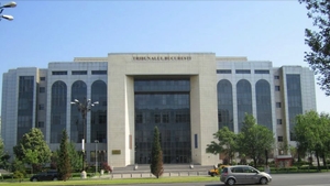 Scene șocante la Tribunalul București! Un bărbat a murit, după ce a căzut de la etajul 4 al instituției