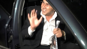 VIDEO EXCLUSIV. Proprietarul celebrului ”Dragonul Roşu”, prima apariţie în public după ce a fost eliberat condiţionat. Multimilionarul ”Niro”, cu alaiul de bodyguarzi la LOFT. Gărzile de corp au făcut scut în jurul afaceristului, iar ospătarii s-au asigurat că nimeni nu-l filmează! Cu toate acestea, CANCAN.ro a obţinut imagini exclusive