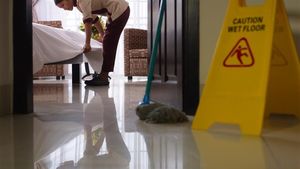 De ce nu este bine să folosești paharele din hoteluri. Mărturisirea șocantă a unei cameriste