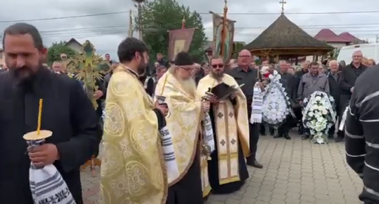 Ancuța și Costel Lăzărescu, împreună cu cei 2 copilași ai lor, au fost conduși pe ultimul drum de sute de oameni. Imaginile durerii!