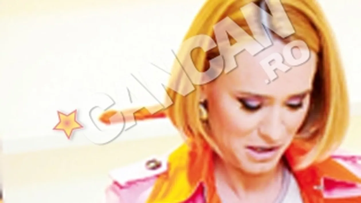 Andreea Esca, nude la un eveniment! S-a acoperit repede cu un trenci!