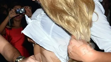 Ramona Gabor, eclipsata de formele apetisante ale Viespei  lui Ogica, la prima ei prezentare de lenjerie intima