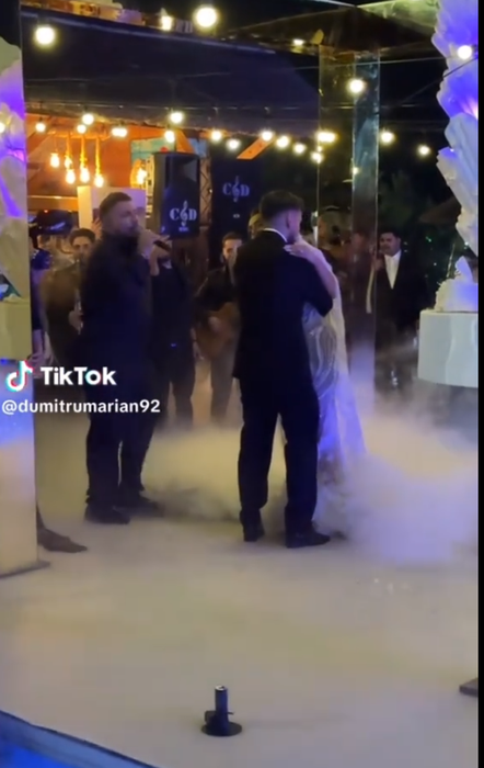 Costel Biju, un tată mândru! A îngenuncheat în fața lui Tony One și i-a cântat la dansul mirilor. Imagini spectaculoase
