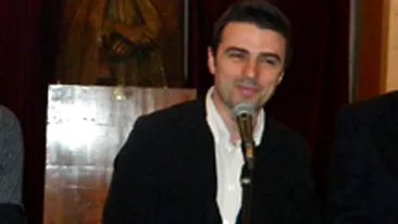 Cornel Ilie te invata cum sa agati o femeie: Te sprijini de peretii liftului ca si cum ai fi in club, iti iei privire de interesant si adulmeci prada