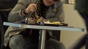 Imagini comice! What’s Up a ”tăbărât” pe o şaorma în mall!