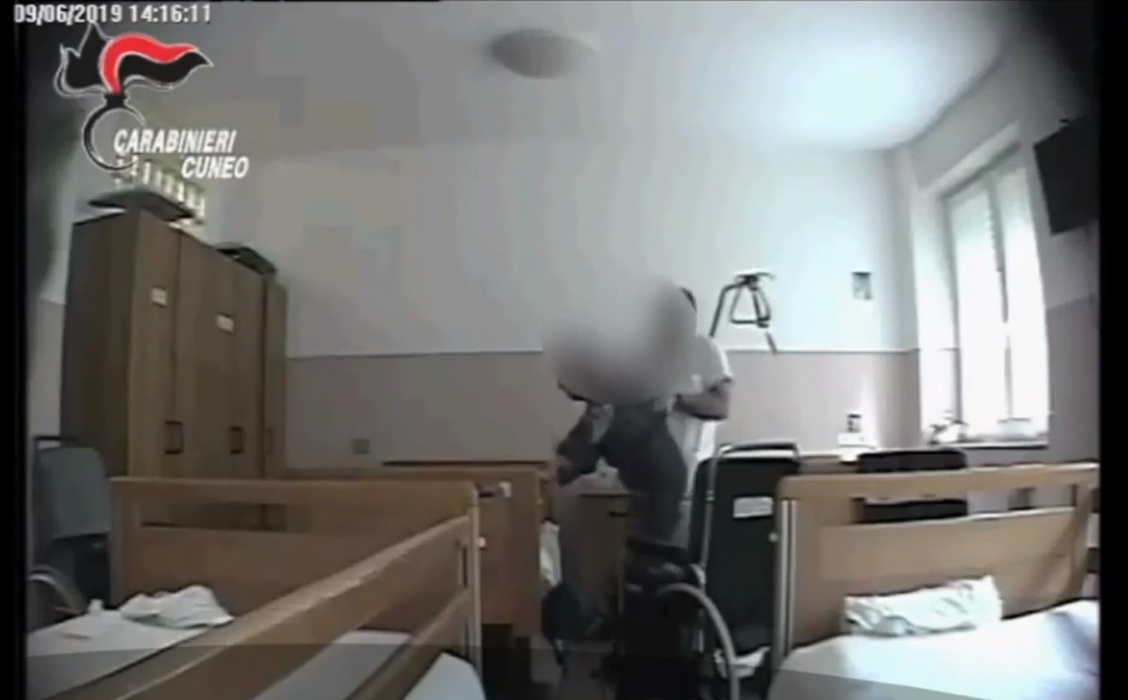 Ce făceau două românce în Italia cu bătrânii pe care îi îngrijeau. Atenție, imagini halucinante