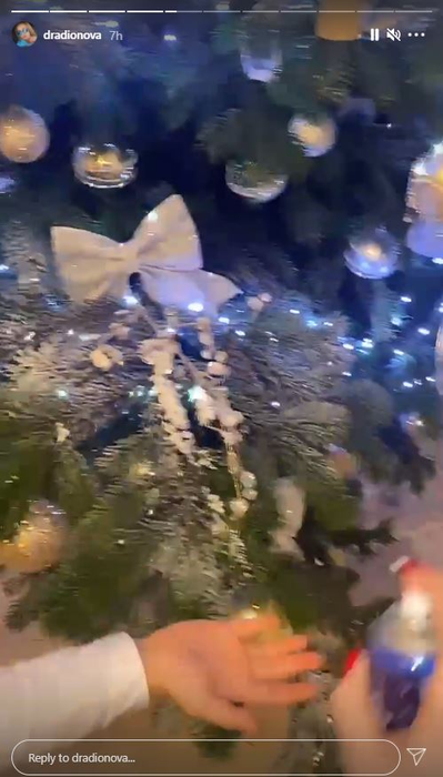Daria Radionova și Alex Bodi au împodobit primul lor brad de Crăciun. Care este decorațiunea preferată a șatenei și durerea sufletească pe care o are după plasarea în arest la domiciliu a iubitului ei | FOTO