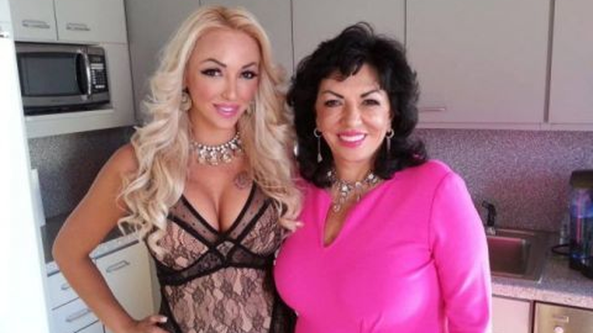 Carmen Harra vrea operaţie estetică, dar îşi aminteşte cum a fugit din spital: ”M-am internat să-mi tai nasul!”