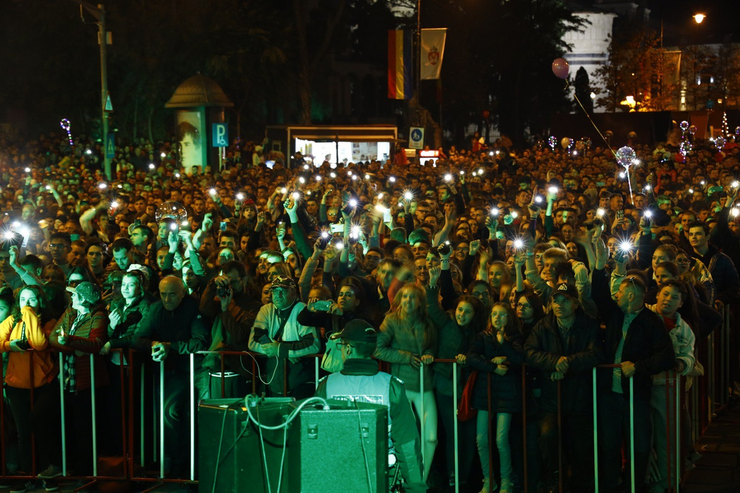 Alex Velea, apariție șocantă pe scenă la Sărbătorile Iașiului. Cum a venit îmbrăcat