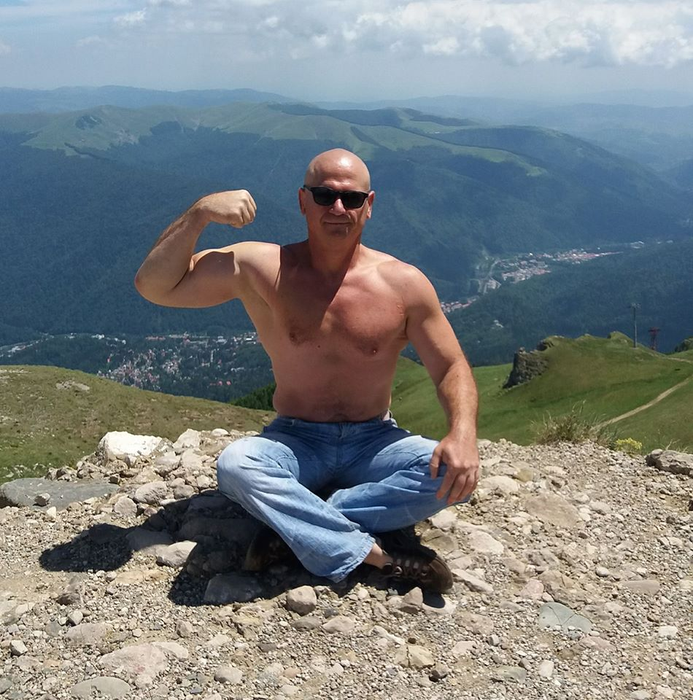 “Superman” a alergat 101 kilometri 
în apartamentul lui din Rahova, 
ca să-i ajute pe bolnavii de COVID 19