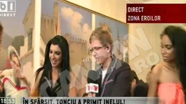 VIDEO Sanziana Buruiana si Laurette se tin de glume! I-au dat cadou Andreei Tonciu, un penis dulce