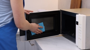 Cum să cureți corect cuptorul cu microunde. Metoda simplă care elimină murdăria și mirosurile în câteva minute