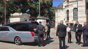 Irina Loghin a apărut susținută la slujba de înmormântare a soțului ei. Cântăreața a avut nevoie de ajutor să intre în biserică