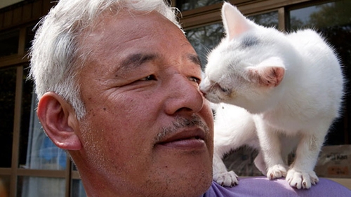 Uite ce face “salvatorul de la Fukushima”. Infrunta zilnic moartea ca sa ingrijeasca animalele!