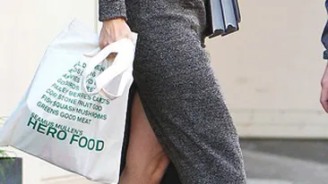 Si tu ai intoarce capul dupa Gwyneth, nu-i asa?