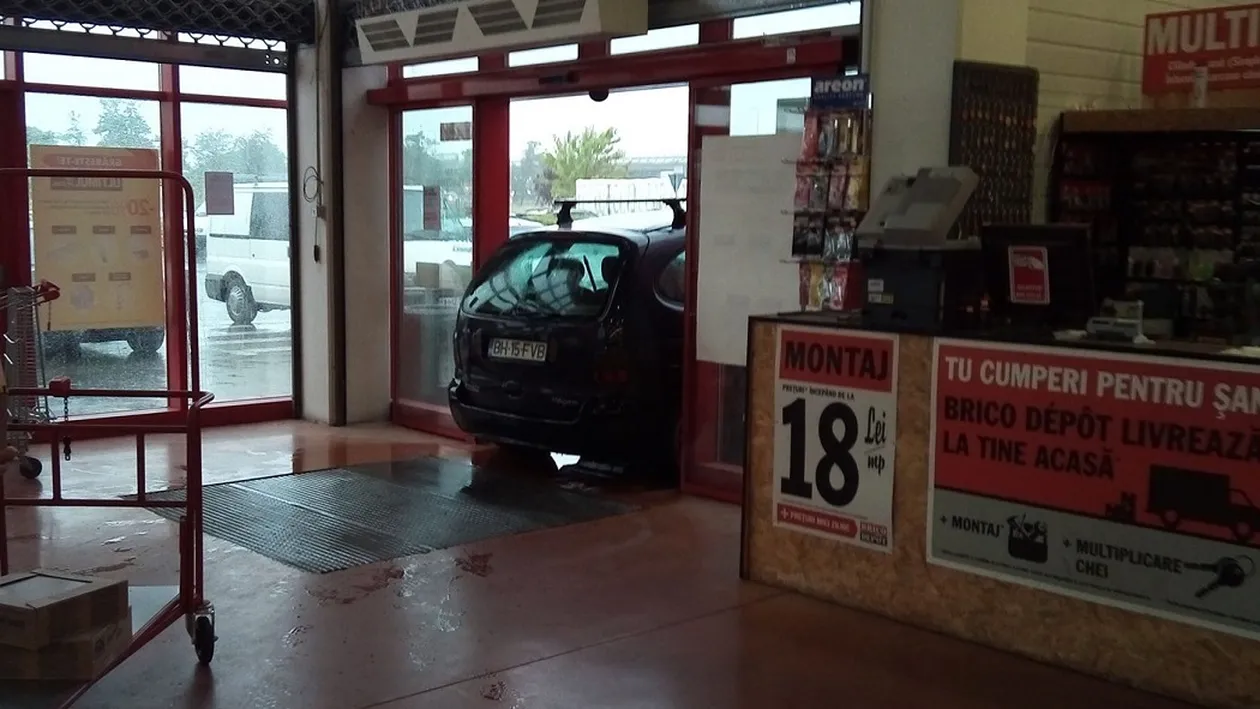 Ca să nu-l ude ploaia, un orădean a blocat intrarea într-un magazin, cu maşina