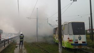 Incident bizar în Craiova! Un tramvai a luat foc după ce a fost lovit de fulger