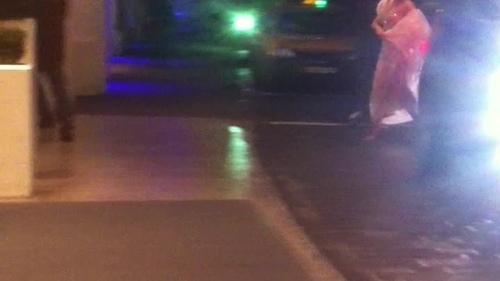 Andreea Marin a rupt-o la fuga in fata unul hotel si putin a lipsit sa-i sara sanii din rochie! Vezi ce i-a provocat reactia asta!