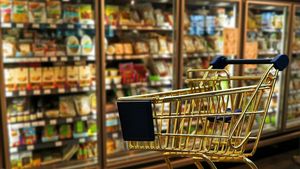 Coșul de cumpărături ar putea fi interzis și în magazinele mari din București