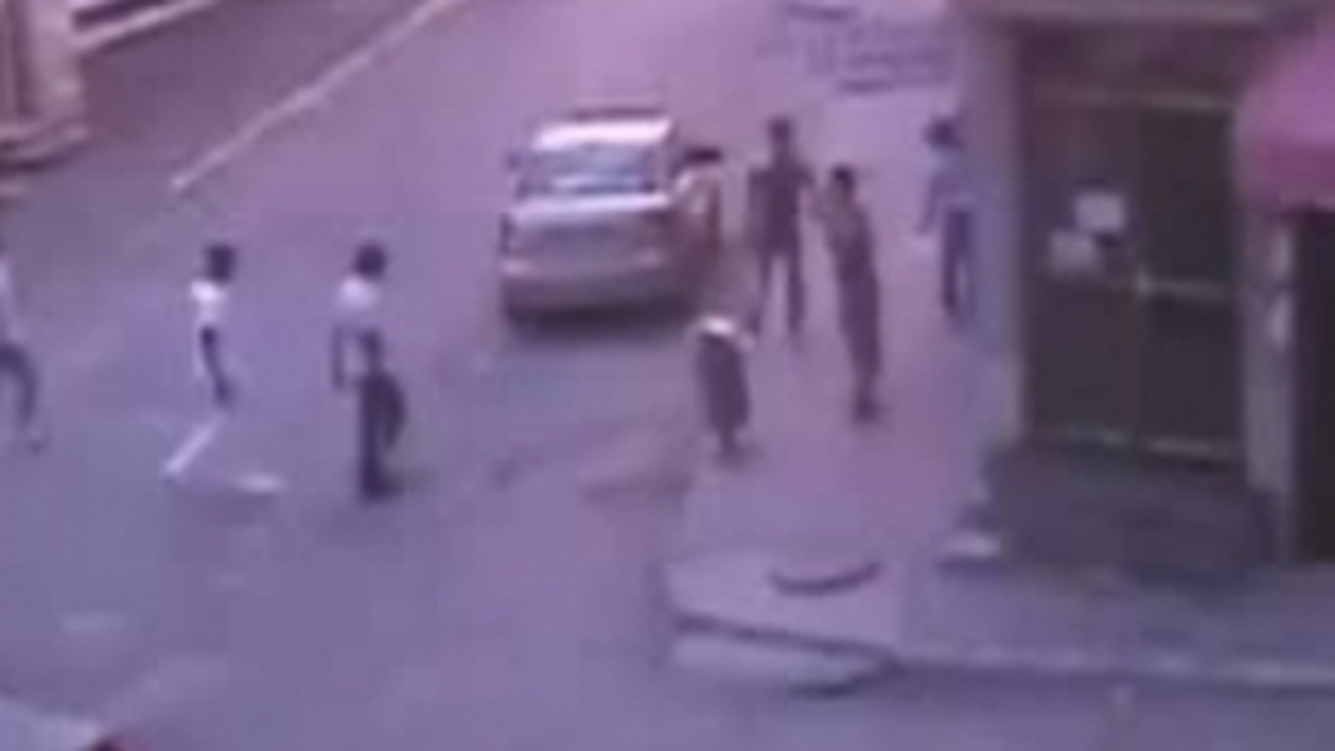 VIDEO Un tanar de 18 ani s-a urcat beat la volan, a accidentat o adolescenta si a fugit de la locul faptei