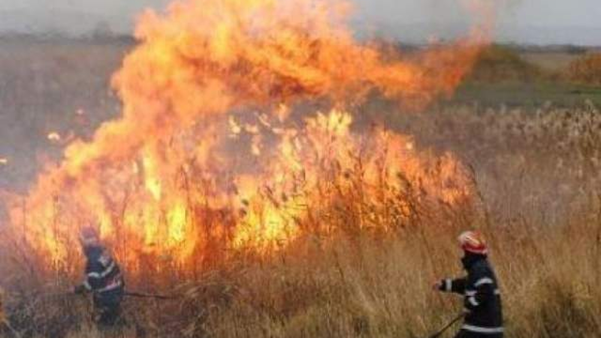 Un bărbat din Gorj a suferit arsuri grave după ce a încercat să curețe un teren dându-i foc