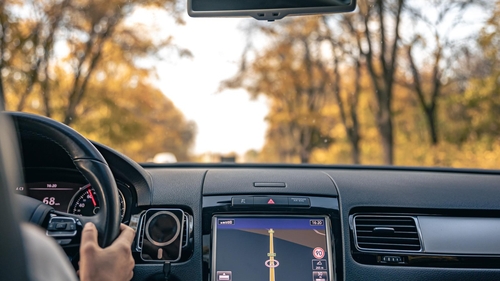 (P) Top 5 gadgeturi auto esențiale: Navigație GPS cu CarPlay și Android Auto, siguranță și confort la volan