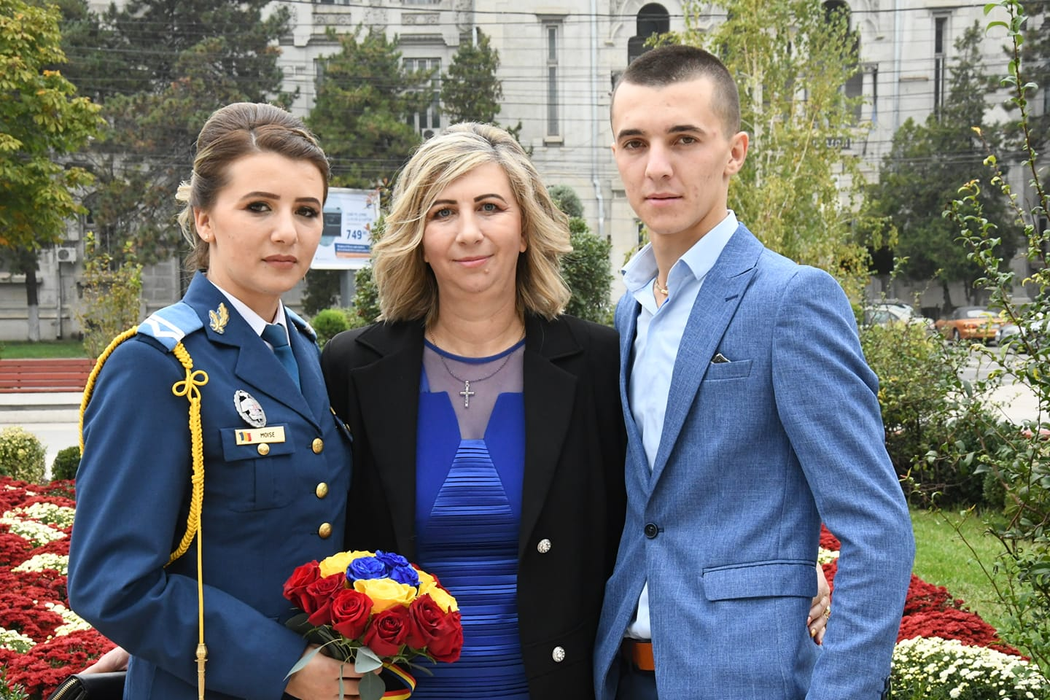 Mihaela, alături de mama și fiul său © Facebook