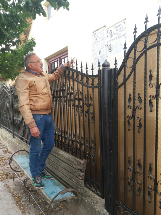 Consilierul local Mihai Dinu, la poarta verișorului "Minunii Blonde"