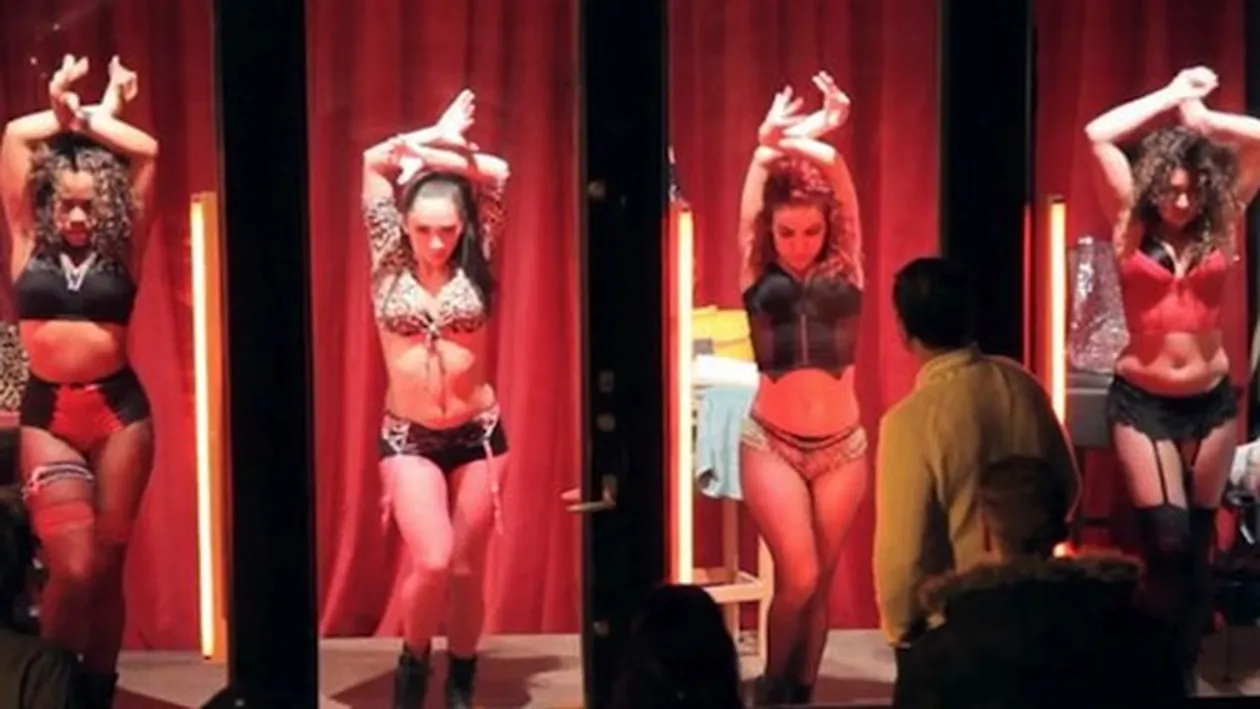 Imaginile care iti vor schimba parerea despre fetele din vitrinele din Cartierul Rosu din Amsterdam. Ce fac in fata clientilor