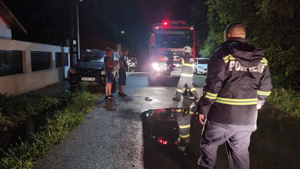 Noapte albă în Dâmbovița. Furtuna a făcut ravagii. Mașini blocate în apă, copaci și stâlpi puși la pământ, inundații în goapodării