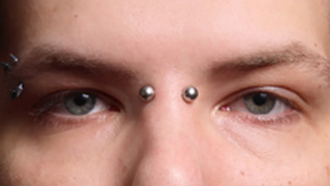 A doborat recordul mondial! Si-a facut 1501 piercing-uri intr-o singura zi!