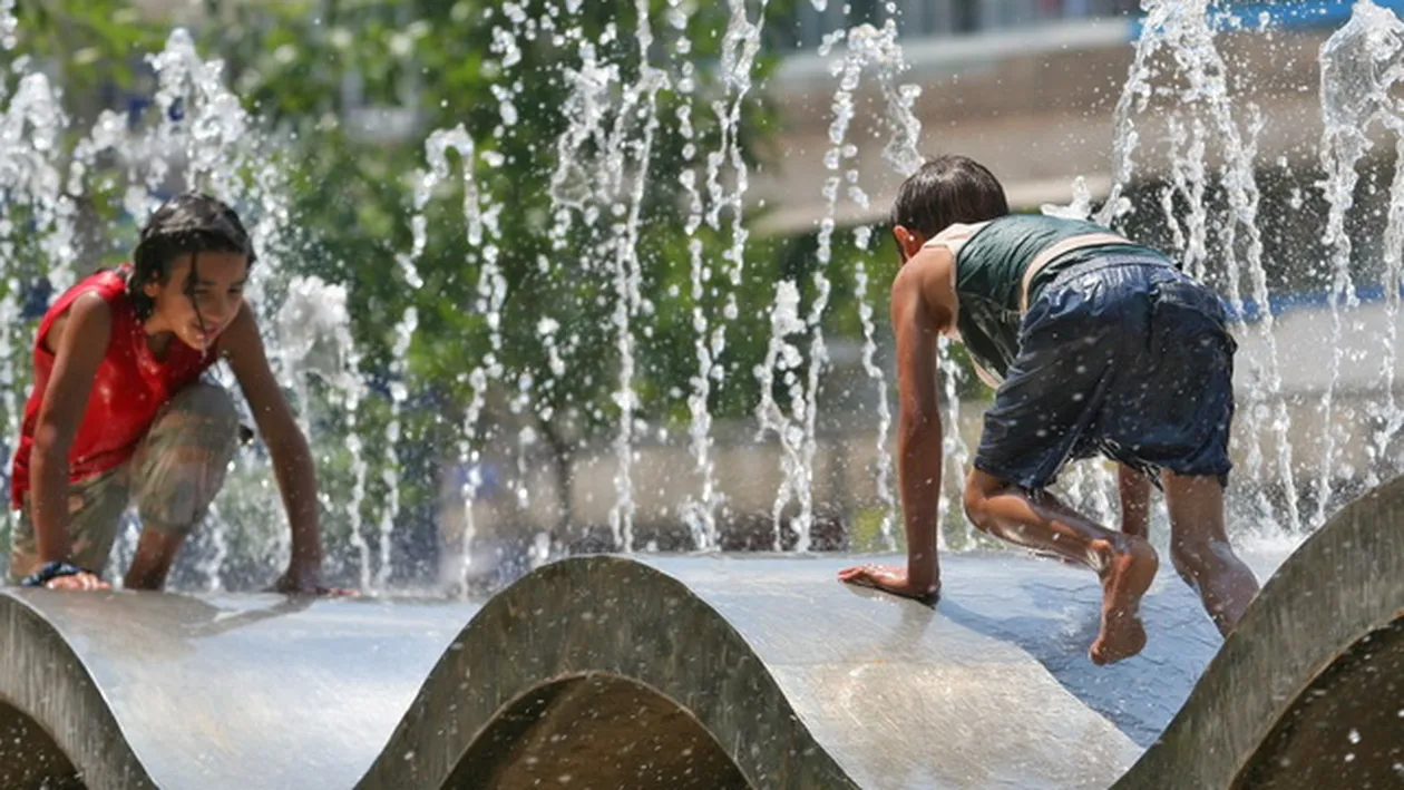 Canicula in vest si averse in zona montana! Prognoza meteo pentru weekend: cum va fi de Rusalii