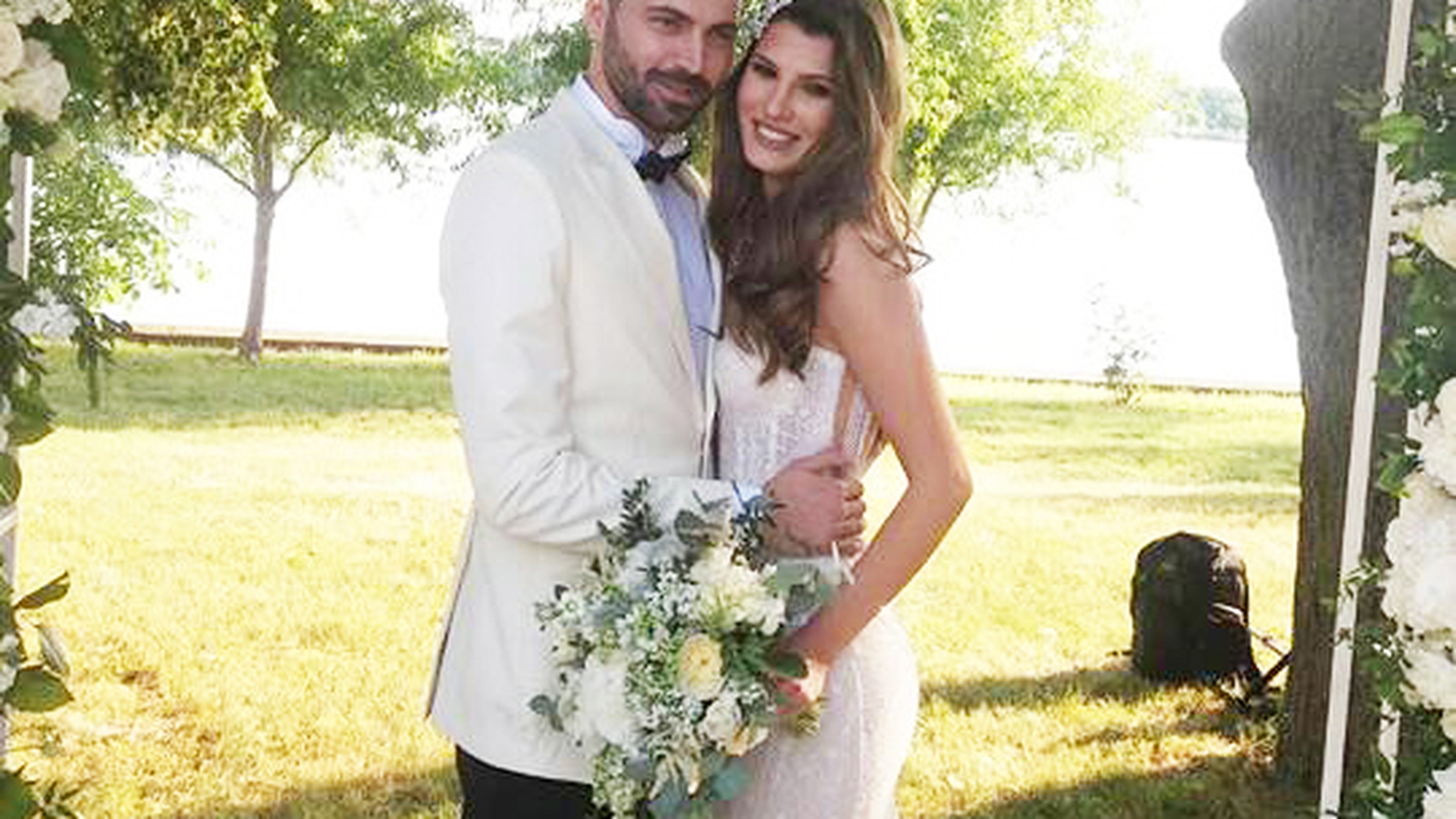 Primele imagini cu RALUCA OGICĂ în rochie de mireasă! Chiar tatăl ei le-a arătat tuturor albumul de nuntă