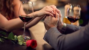 Cât costă o cină romantică de Valentine’s Day în București. Câte sute de lei scoți din buzunar