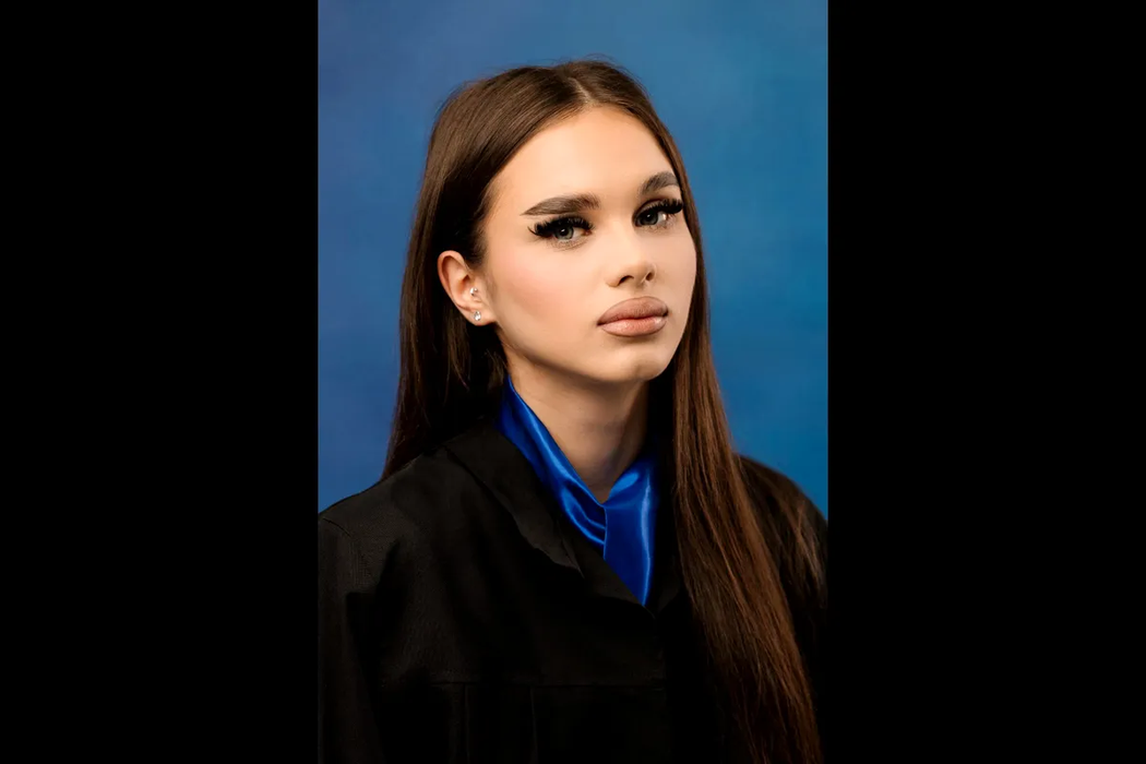 Gestul făcut de colegii Crinei Hisum la priveghiul tinerei de 18 ani, care a murit după ce a căzut de la etajul 5 al unui bloc. Ți se rupe sufletul!