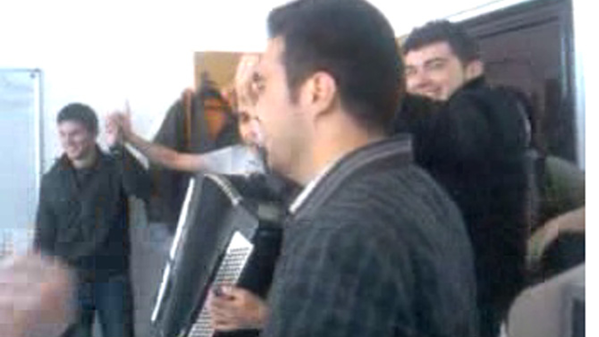 VIDEO Ce viata! Uite cum e "cinstit" un elev din Bucuresti, cu lautarii in clasa si profesoara la catedra!