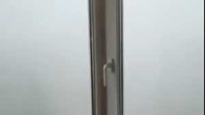 Un craiovean a filmat în timp ce un acoperiș i-a spart geamul de la apartament. Imaginile au devenit virale